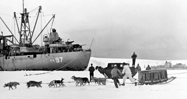 În 1946, Operation Highjump, condusă de amiralul Richard E. Byrd.