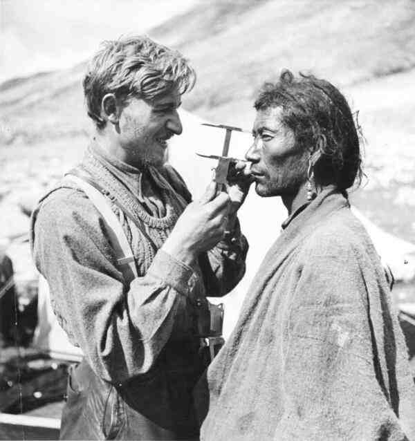 Antropologul Bruno Beger măsurând craniul și trăsturile unui localnic tibetan cu ajutorul unui compas special, pentru studiile rasiale.