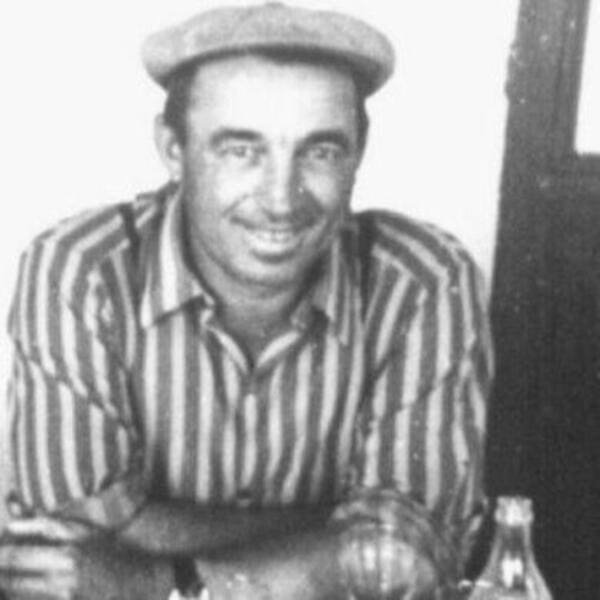 Un portret fotografic alb-negru, de tip legitimație, al lui Maurice Massé, zâmbind și purtând o șapcă, un bărbat de vârstă mijlocie descris ca fiind simplu și onest.