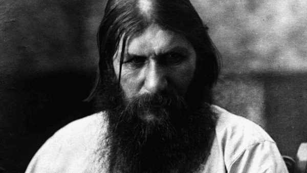 Portretul lui Rasputin, evidențiind ochii săi albaștri legendari, cu o expresie enigmatică și neliniștitoare.