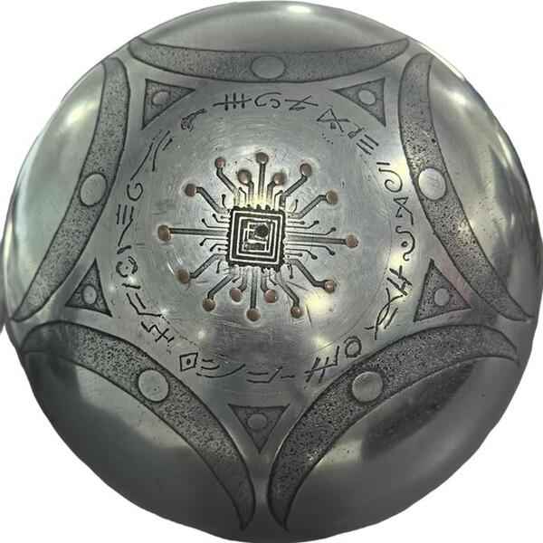 Vedere completă, clară, a sferei metalice din image_1.png, subliniind luciul metalic și precizia gravurilor geometrice și a simbolului central.