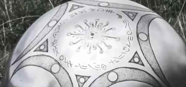 Prim-plan detaliat, monocrom, al sferei din image_1.png, evidențiind gravurile complexe de tip circuit și glifurile circulare.